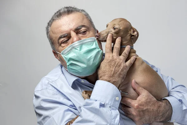 Homem Adulto Com Máscara Protetora Para Pandemia Coronavírus Com Cão — Fotografia de Stock
