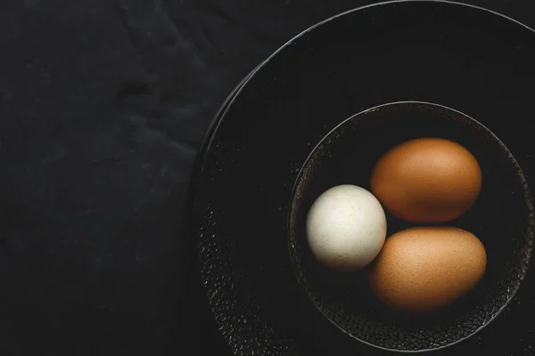 Verse Twee Kleuren Kippeneieren Donkere Achtergrond Van Boven Plat Gelegd — Stockfoto