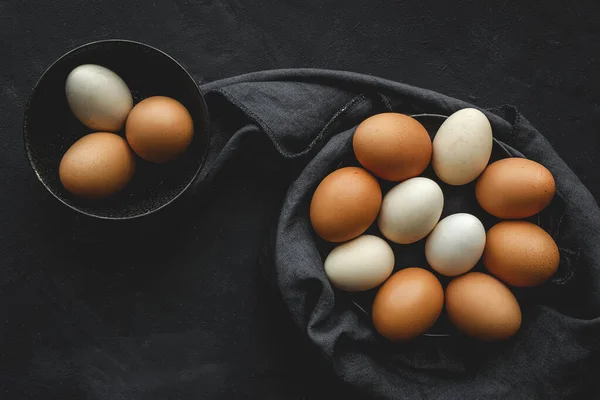 Verse Twee Kleuren Kippeneieren Donkere Achtergrond Van Boven Plat Gelegd — Stockfoto