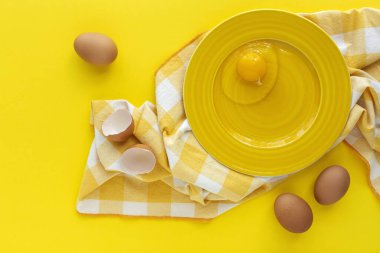 Sarı arka planda iki renk tavuk yumurtası. Düz kat. Üst manzara.