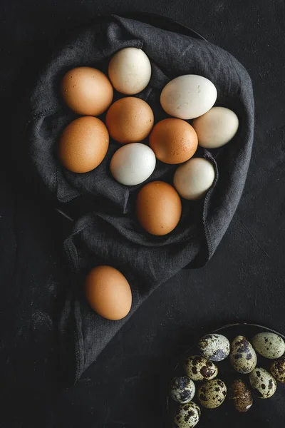 Verse Twee Kleuren Kip Kwarteleitjes Donkere Achtergrond Van Boven Plat — Stockfoto