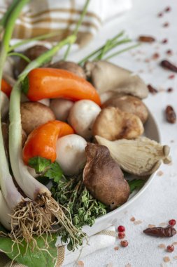 Pişmemiş, çiğ mantarlı, soğanlı, aromatik otlu ve biberli çeşitli yabani mantarlar. Vejetaryen yemeği. Sağlıklı yemek.