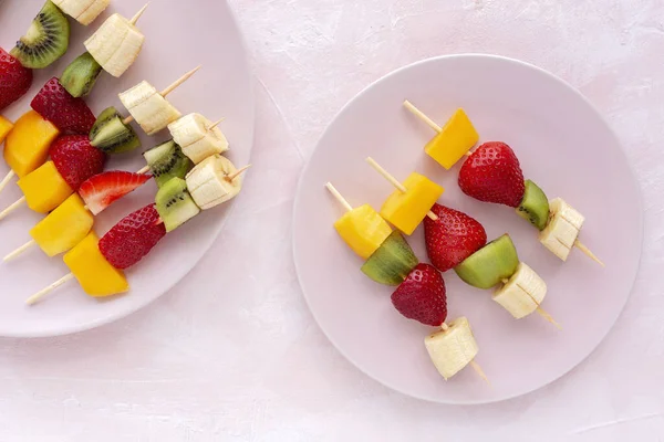 Friska Diverse Frukt Spett Ovanifrån Med Banan Apelsin Jordgubbar Kiwi — Stockfoto