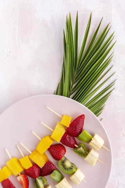 Espetos Frutas Variados Saudáveis Cima Com Banana Laranja Morango Quivi — Fotografia de Stock