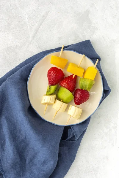 Friska Diverse Frukt Spett Ovanifrån Med Banan Apelsin Jordgubbar Kiwi — Stockfoto