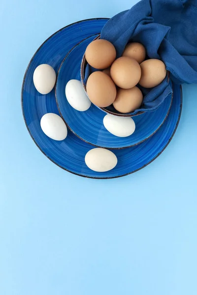 Yukarıdan Mavi Zemin Üzerinde Iki Renk Tavuk Yumurta Düz Görünüm — Stok fotoğraf