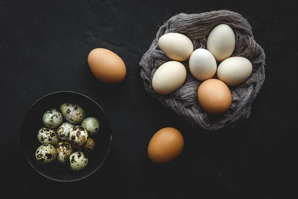 Verse Twee Kleuren Kip Kwarteleitjes Donkere Achtergrond Van Boven Plat — Stockfoto