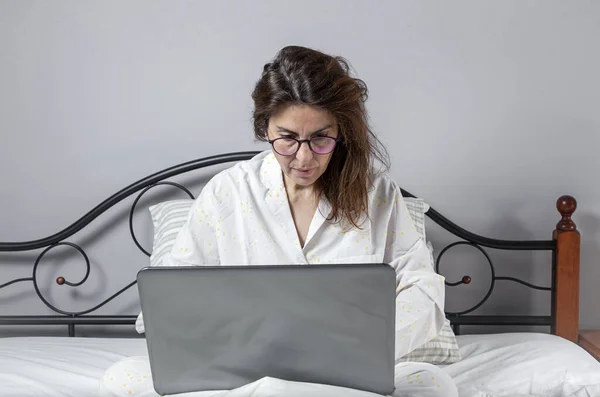 Adult Woman Glasses Working Home Working Home Her Pijama Laptop — Stock Photo, Image