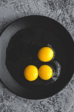 Gri arka planda iki renk tavuk yumurtası. Düz kat. Üst manzara.