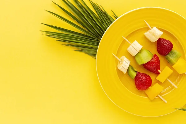 Friska Diverse Frukt Spett Ovanifrån Med Banan Apelsin Jordgubbar Kiwi — Stockfoto