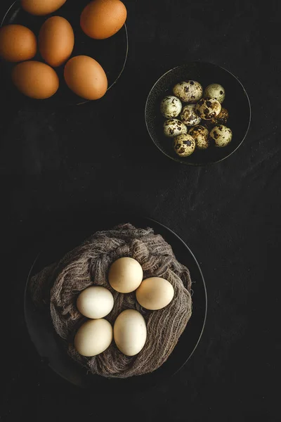 Verse Twee Kleuren Kip Kwarteleitjes Donkere Achtergrond Van Boven Plat — Stockfoto