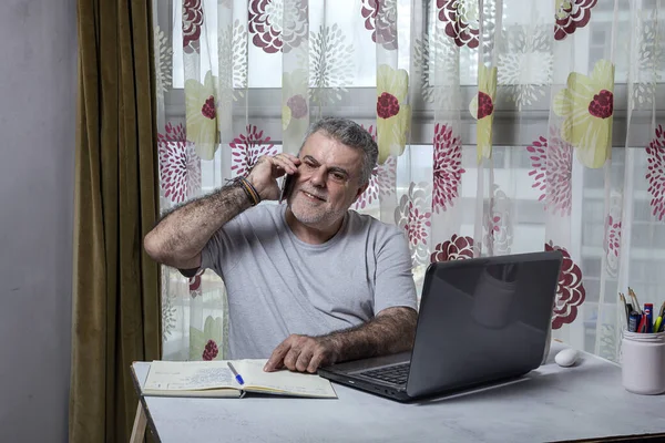 Homem Maduro Com Barba Trabalhando Casa Com Pijama Laptop Telefone — Fotografia de Stock