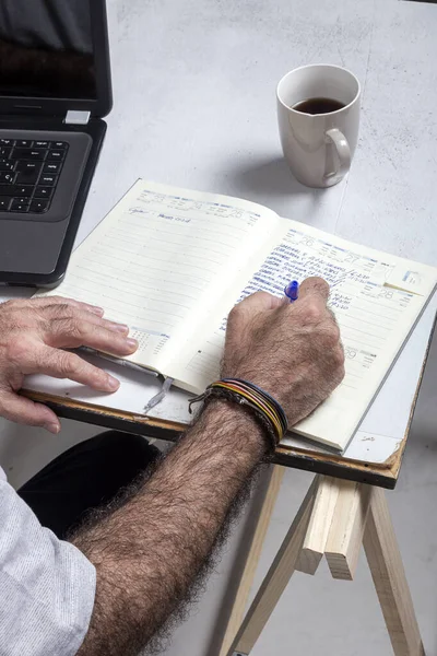 Volwassen Man Met Baard Thuis Met Pyjama Laptop Mobiele Telefoon — Stockfoto