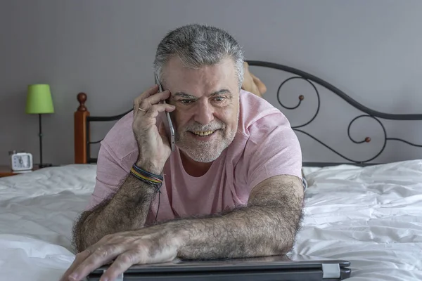 Mature Man Beard Working Bed Pajamas Laptop Mobile Phone Coronavirus — Stock Photo, Image