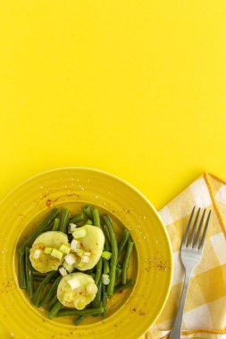 Patatesli, kırmızı biberli ve soğanlı ev yapımı sağlıklı yeşil fasulyeler. Sağlıklı yiyecekler. Vegan gıda konsepti. Düz yatıyordu. Üst görünüm