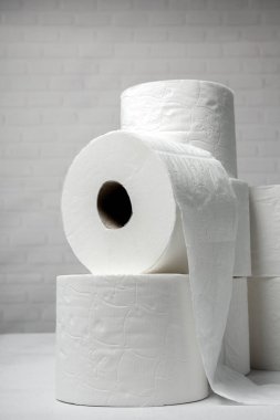 Beyaz arka plan banyolu beyaz tuvalet kağıdı ruloları. Karantina konsepti