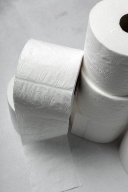 Beyaz arka plan banyolu beyaz tuvalet kağıdı ruloları. Karantina konsepti