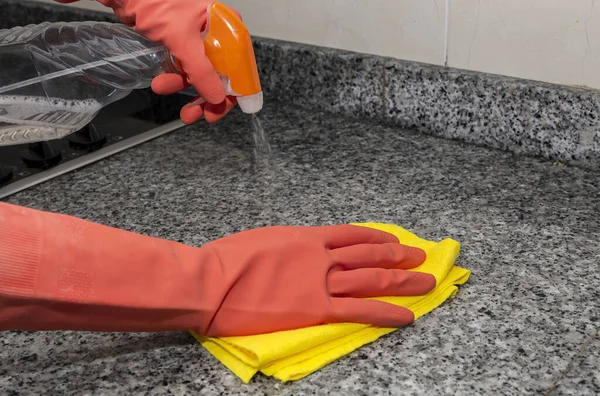 Mani Donna Irriconoscibile Con Guanti Protettivi Pulizia Disinfezione Della Casa — Foto Stock