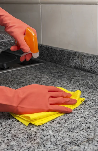 无法辨认的女人的手 用防护手套清洁和消毒房子 Coronavirus概念 — 图库照片