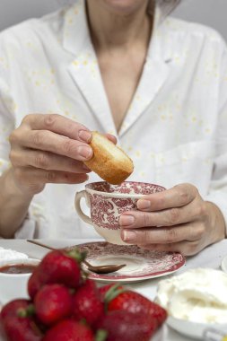 Koronavirüs tarafından karantinaya alınmış, pijamalarıyla kahvaltı eden tanınmamış bir kadın. Covid-19 konsepti. Sağlıklı yemek.