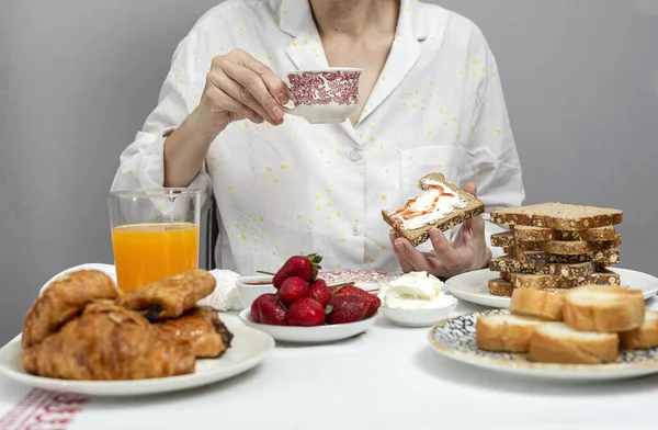 Onherkenbare Vrouw Die Ontbijt Eet Haar Pyjama Thuis Quarantaine Door — Stockfoto