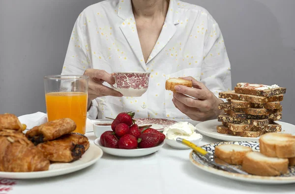 認識できない女性はコロナウイルスに隔離された自宅でパジャマで朝食を食べています Covid 19のコンセプト 健康食品 — ストック写真