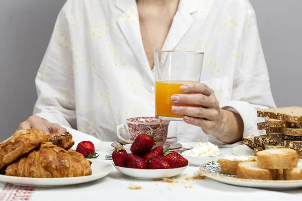 認識できない女性はコロナウイルスに隔離された自宅でパジャマで朝食を食べています Covid 19のコンセプト 健康食品 — ストック写真