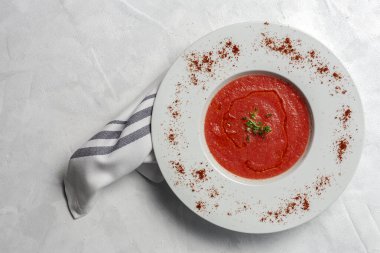 Beyaz arka planda ev yapımı geleneksel domates çorbası. Sağlıklı yemek.