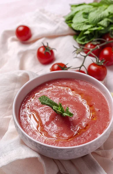 Zelfgemaakte Traditionele Tomatensoep Roze Achtergrond Bovenaanzicht Gezond Voedsel — Stockfoto