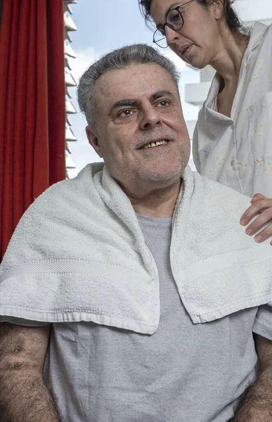 Mulher Cortando Cabelo Homem Adulto Casa Durante Pandemia Quarentena Coronavírus — Fotografia de Stock