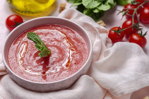 Домашній Традиційний Томатний Суп Рожевому Тлі Зверху Здорова Їжа — стокове фото