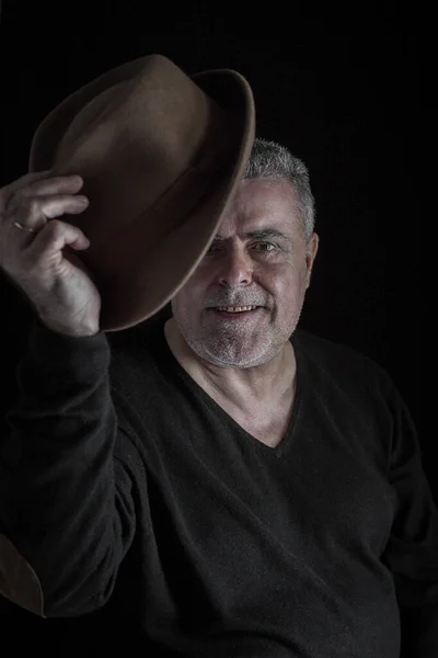 Δραματικό Πορτραίτο Ώριμου Άνδρα Κλασικό Καπέλο Και Γενειάδα Σκούρο Φόντο — Φωτογραφία Αρχείου