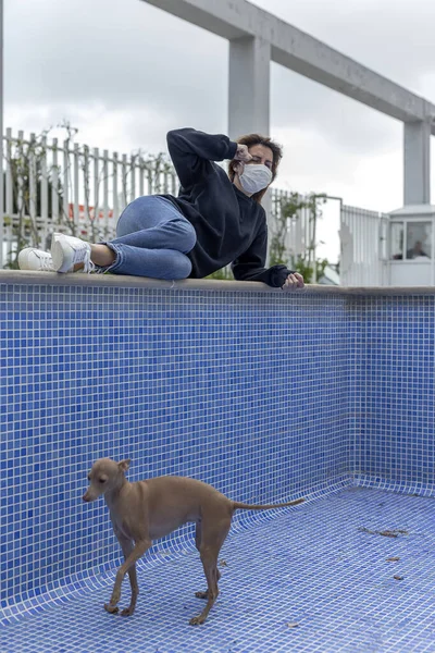 Woman Protective Mask Coronavirus Quarantine Walking Dog Urbanization Empty Pool — Stock Photo, Image
