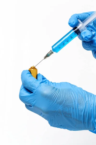 Covid Elleri Lateks Eldivenli Şırıngalı Beyaz Zemin Üzerinde Koronavirüs Aşısı — Stok fotoğraf