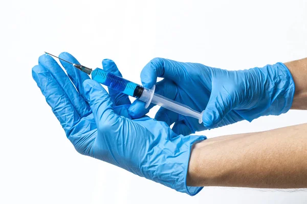 Covid 手拿着乳胶手套和注射器 在白色背景下制备考拉病毒疫苗 孤立无援大流行病 — 图库照片