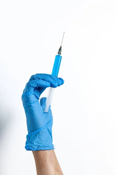 Covid 手拿着乳胶手套和注射器 在白色背景下制备考拉病毒疫苗 孤立无援大流行病 — 图库照片