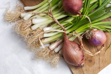Beyaz arka planda taze kırmızı ve beyaz soğan. Vejetaryen yemeği. Yiyecek.