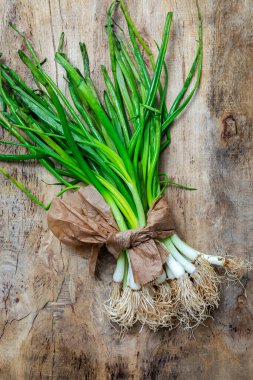 Ahşap arka planda taze kırmızı ve beyaz soğan. Vejetaryen yiyecekler. Yiyecek.