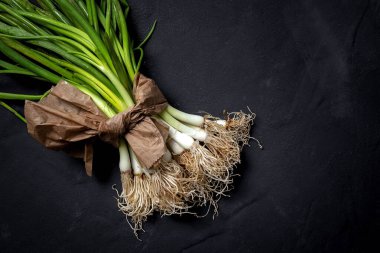 Koyu arkaplanda taze kırmızı ve beyaz soğan. Vejetaryen yemeği. Yiyecek.
