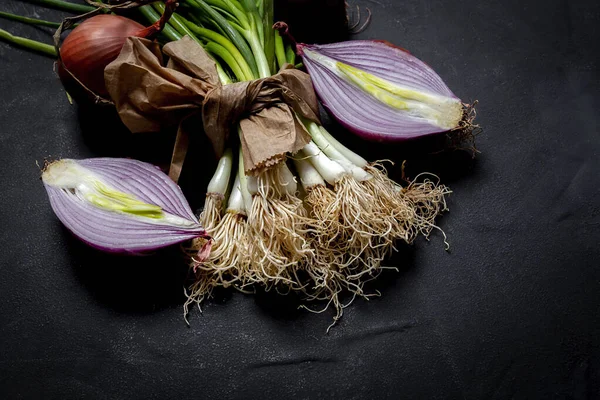 Frische Rote Und Weiße Zwiebeln Auf Dunklem Hintergrund Veganes Lebensmittel — Stockfoto