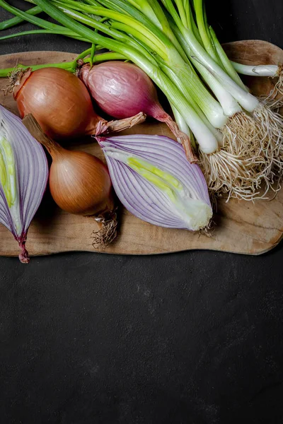 Frische Rote Und Weiße Zwiebeln Auf Dunklem Hintergrund Veganes Lebensmittel — Stockfoto