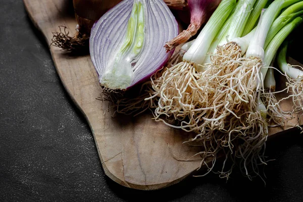 Frische Rote Und Weiße Zwiebeln Auf Dunklem Hintergrund Veganes Lebensmittel — Stockfoto