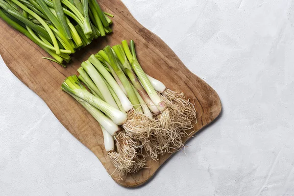 Frische Rote Und Weiße Zwiebeln Auf Weißem Hintergrund — Stockfoto