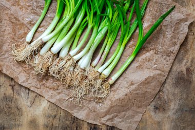 Ahşap arka planda taze kırmızı ve beyaz soğan. Vejetaryen yiyecekler. Yiyecek.