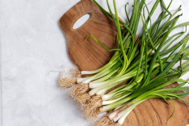 Beyaz arka planda taze kırmızı ve beyaz soğan. Vejetaryen yemeği. Yiyecek.