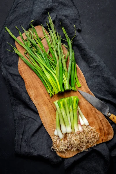 Frische Rote Und Weiße Zwiebeln Auf Dunklem Hintergrund Veganes Lebensmittel — Stockfoto