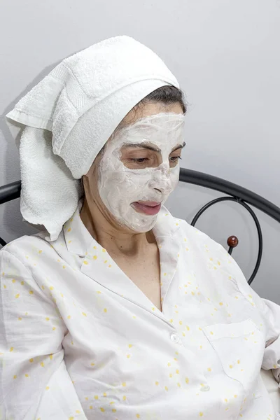 Mujer Madura Cuidando Cara Con Una Mascarilla Cama Con Perro —  Fotos de Stock