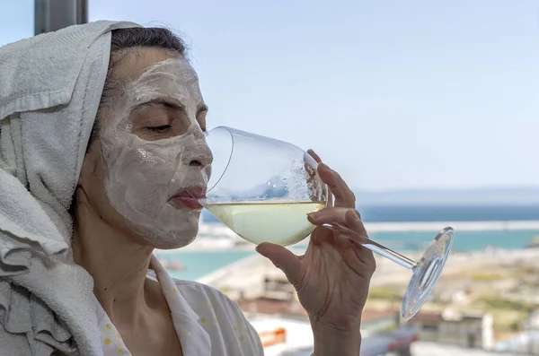 Mujer Madura Cuidando Cara Con Una Mascarilla Terraza Con Vista —  Fotos de Stock