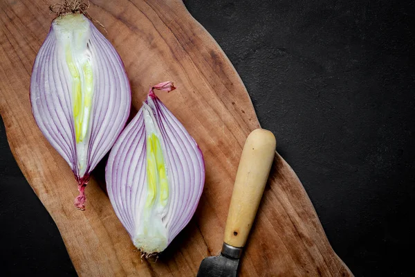 Färsk Röd Och Vit Lök Mörk Bakgrund Vegansk Mat Mat — Stockfoto