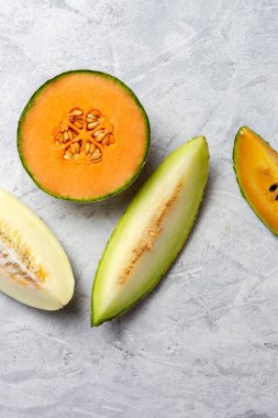 Gri arka planda naneli taze karpuz. Vejetaryen gıda konsepti. Sağlıklı yiyecekler.